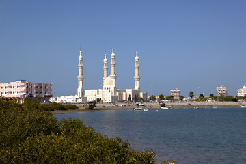 Fototapeta na wymiar VAE Rash Al-Khaimah Moschee am Creek, Arabische Halbinsel, Naher Osten