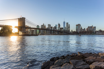 Fototapeta premium Fin de journée sur Manhattan et le Brooklyn Bridge - New-York City - USA