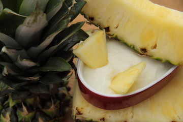 Leckere  Ananas in Schälchen