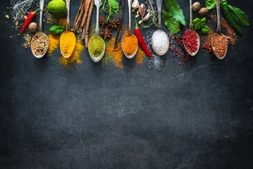 Zelfklevend Fotobehang Diverse kruiden en specerijen © Alexander Raths
