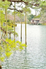 Kasumiga Ike pond and Uchihashi house in Kenroku-en park