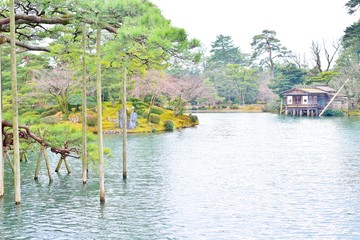 Kasumiga Ike pond and Uchihashi house in Kenroku-en park