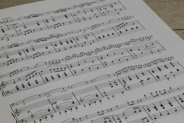 Naklejka premium Musiknoten für Klavier und Cello auf Holz Hintergrund