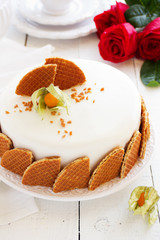 Honey cake with caramel.