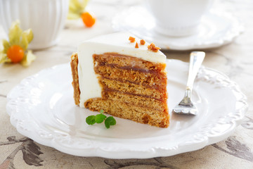 Honey cake with caramel.