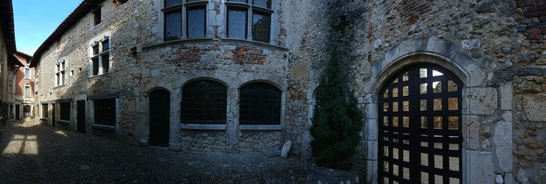 Ruelle de la cit&eacute; m&eacute;di&eacute;vale de P&eacute;rouges