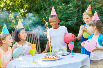 Kinder feiern Kindergeburtstag