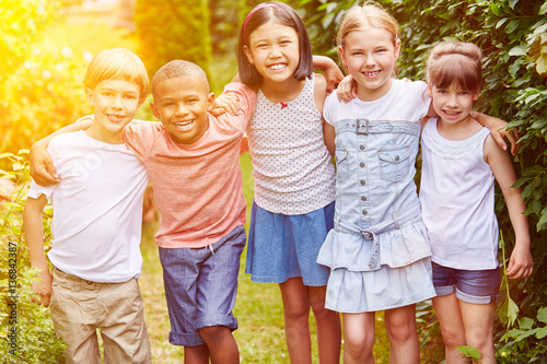 "Lachende Gruppe Kinder im Garten zusammen" photo libre de droits sur