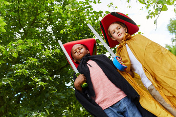 Zwei Kinder verkleiden sich als Pirat