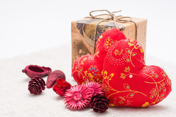 Obraz na płótnie Canvas Натюрморт с текстильными сердцами, сухоцветами и подарком