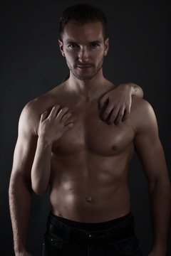 femme enla&ccedil;ant un homme sexy 