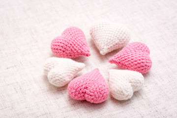 Шесть вязанных сердец лежат кругом