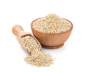 Istny quinoa w drewnianym pucharze odizolowywającym na bielu - 136844784
