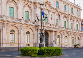 Fototapeta na wymiar The streetlight in the background building of the University in Catania