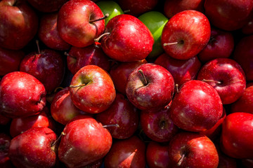 Fototapeta na wymiar Red apples background. apples in a market stall