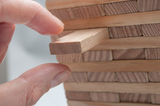 concept risque avec jeu de construction en bois