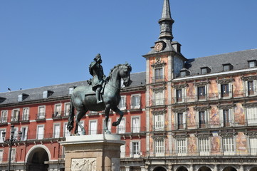 Fototapeta na wymiar Plaza Mayor de Madrid y estatua