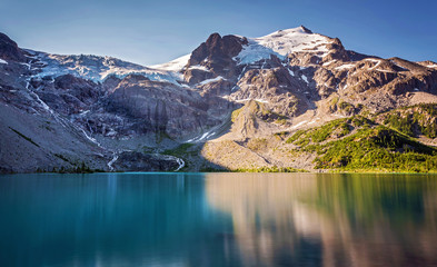 Fototapeta na wymiar Matier glacier at upper Joffre lake in Joffre lakes provincial park in beautiful British Columbia, Canada