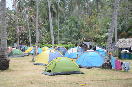 Asentamiento de carpas y refugios en Cabo San Juan del Gu&iacute;a, en el parque Nacional Natural Tayrona, Colombia, Latinoam&eacute;rica silvestre