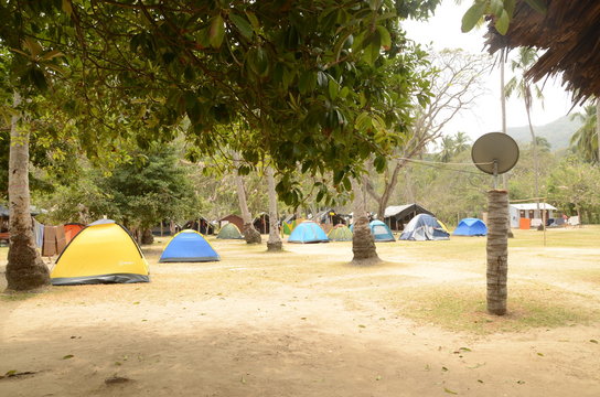 Asentamiento de carpas y refugios en Cabo San Juan del Gu&iacute;a, en el parque Nacional Natural Tayrona, Colombia, Latinoam&eacute;rica silvestre