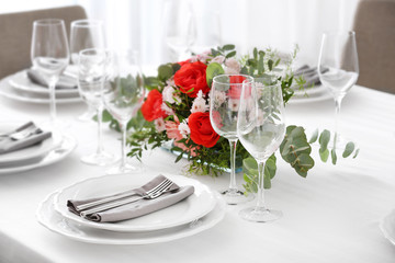 Elegant table setting with beautiful flowers