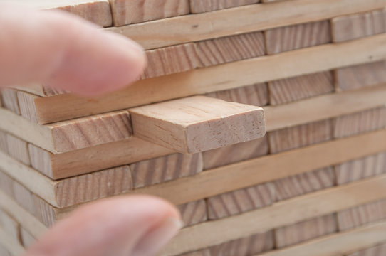 concept risque avec jeu de construction en bois