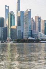 Fototapeta premium zabytki Szanghaju z rzeką Huangpu w Chinach.