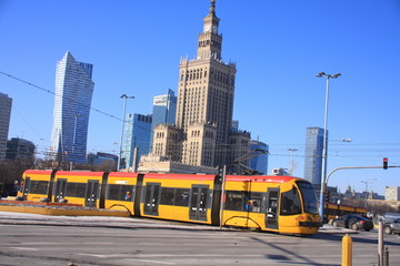Naklejka premium tramway et immeuble stalinien à Varsovie