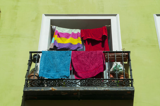 Balc&oacute;n con ropa tendida