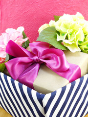 Obraz na płótnie Canvas handcrafted gift box with fresh flowers