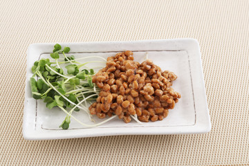 小皿に入れた納豆