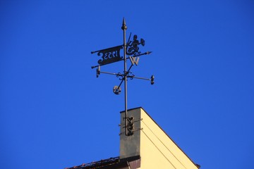 façade dans le vieux Varsovie avec une Girouette