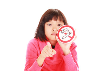 禁煙の意思表示をする女の子
