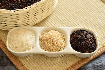 For example, many kinds of rice, on the desk.