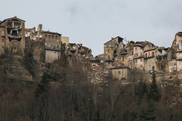 Terribile veduta panoramica di Arquata del Tronto distrutta dal terremoto