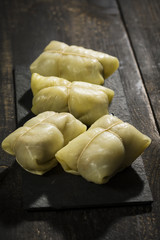 Krautrouladen, Kohlrouladen auf schwarzem Untergrund