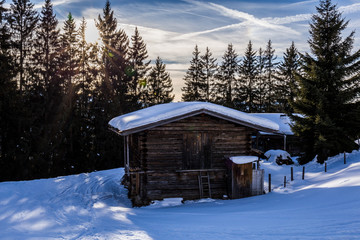 H&uuml;tte steht in der Landschaft am Berg im Winter