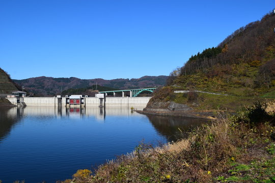 寒河江ダム ／ 山形県西川町にある県内最大のダムです。ダムによって形成された人造湖は、月山より名を取って月山湖（がっさんこ）と命名され、財団法人ダム水源地環境整備センターが選定する、ダム湖百選に選ばれています。
