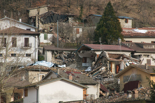 Effetti del potente terremoto che ha colpito il centro Italia sul villaggio di Accumoli in Lazio