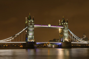 Fototapeta na wymiar Tower Bridge by night
