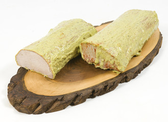 Ganzer Kasseler Braten auf Küchenbrett.