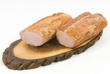 Ganzer Kasseler Braten auf Küchenbrett.