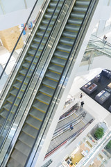 Obraz premium escalator in shopping mall