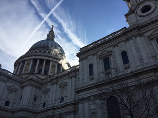 Fototapeta na wymiar Cattedrale di Saint Paul con cielo blu, Londra, Uk