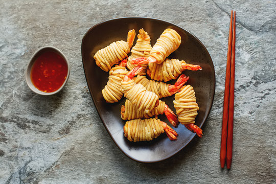 Fried rolls with prawns, served with sweet chili sauce and chops