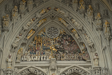 Hauptportal des Münsters mit der Darstellung des 
