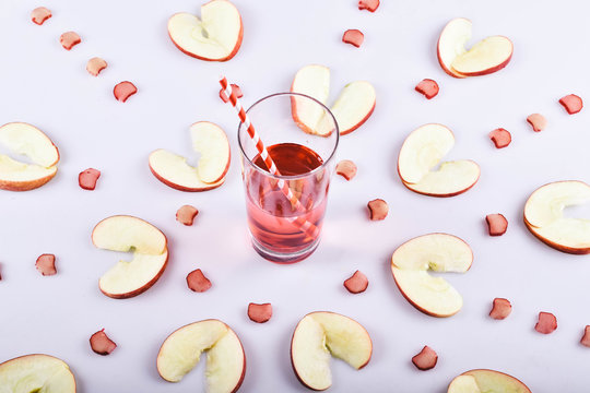 rote Limonade mit Apfel und roten Strohalm
