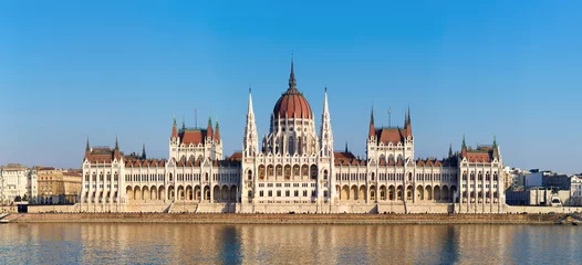 Foto op Plexiglas Het Hongaarse parlement aan de rivier de Donau in Boedapest © sakkmesterke
