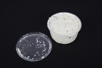 Frischkäse im Becher