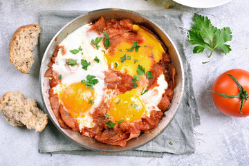 Fried eggs with tomatoes and bacon